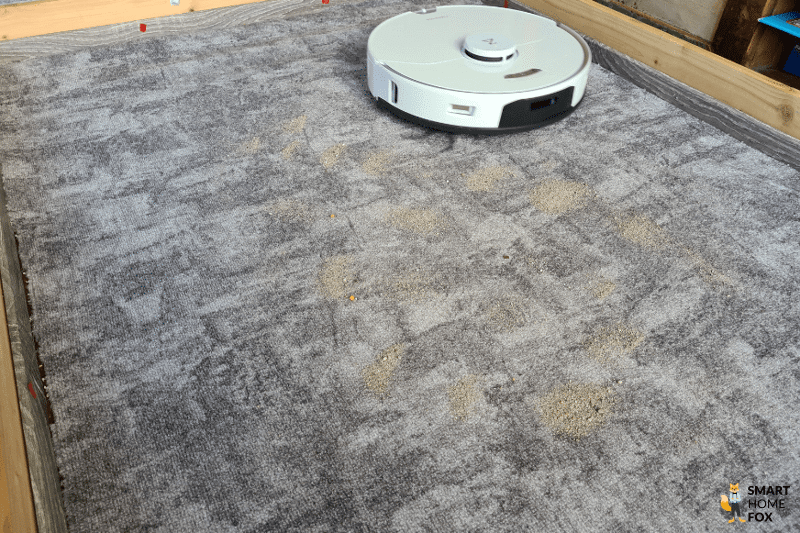 Робот-пылесос Roborock S7 Pro Ultra убирает песок на ковре с коротким ворсом